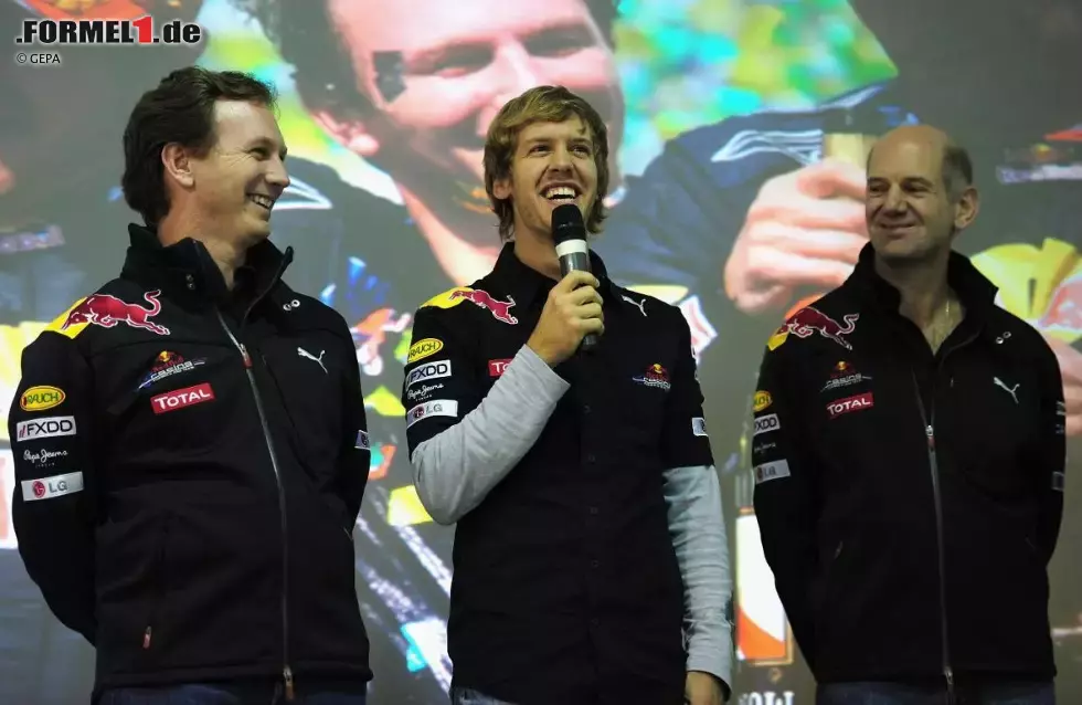 Foto zur News: Christian Horner (Teamchef), Sebastian Vettel, Adrian Newey (Technischer Direktor) (Red Bull)