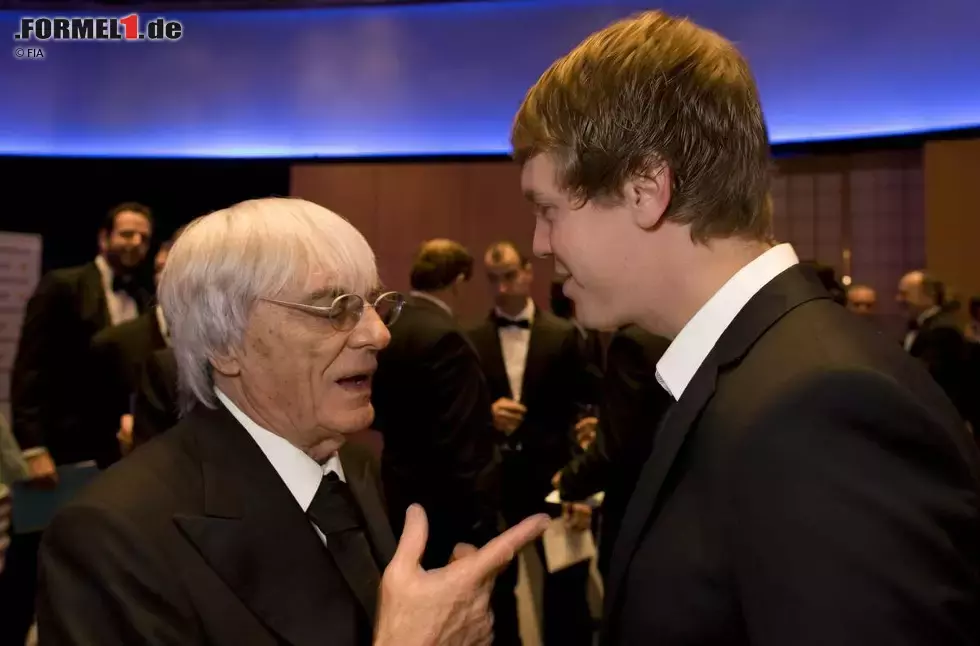 Foto zur News: Bernie Ecclestone (Formel-1-Chef) und Sebastian Vettel (Red Bull)