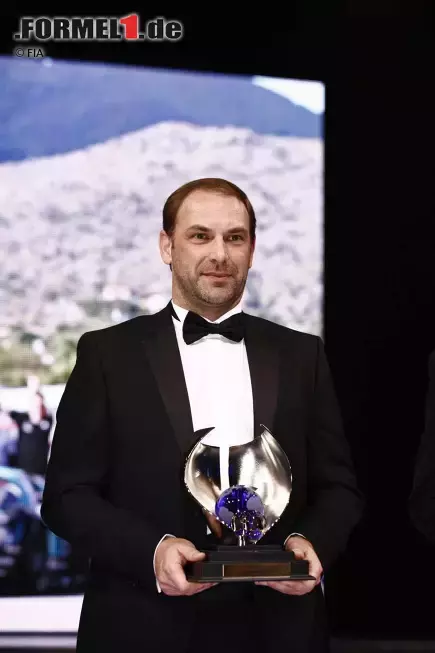 Foto zur News: Michael Bartels mit dem Pokal für den GT1-Weltmeister