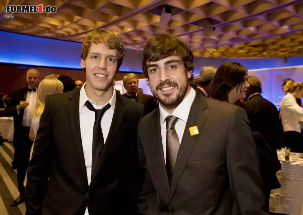 Foto zur News: Sebastian Vettel (Red Bull) und Fernando Alonso (Ferrari)