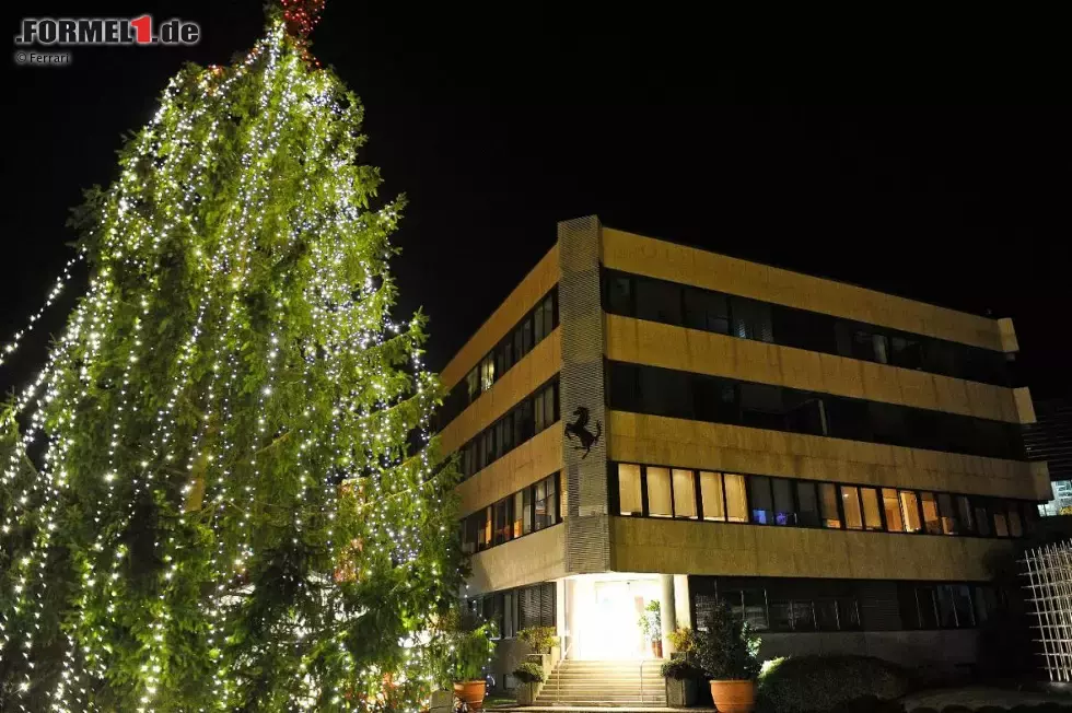 Foto zur News: Der Ferrari-Weihnachtsbaum vor der Fabrik