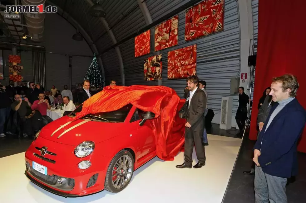 Foto zur News: Testfahrer Luca Badoer bekommt zum Abschied einen FIAT 500 Tributo Ferrari geschenkt