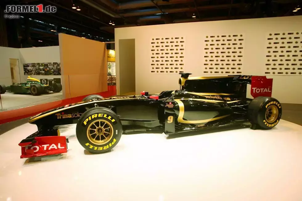 Foto zur News: Im schwarz-goldenen -Stil: die 2011er-Lackierung, präsentiert am 2010er-Renault