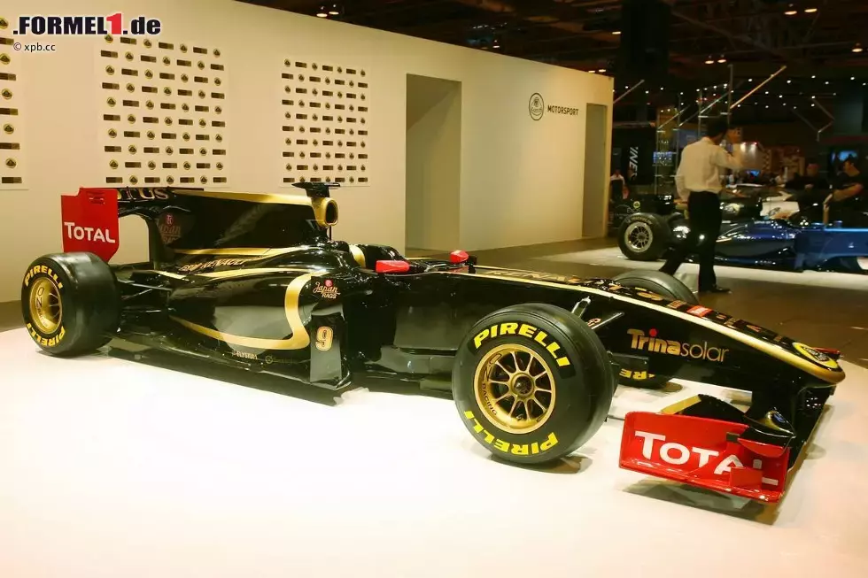 Foto zur News: Im schwarz-goldenen -Stil: die 2011er-Lackierung, präsentiert am 2010er-Renault