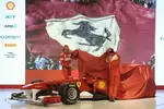 Foto zur News: Fernando Alonso (Ferrari) und Felipe Massa (Ferrari) enthüllen den Ferrari F150