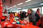 Foto zur News: Fernando Alonso beim Shakedown des Ferrari F150 mit letzten Tipps von Luca di Montezemolo (Präsident)