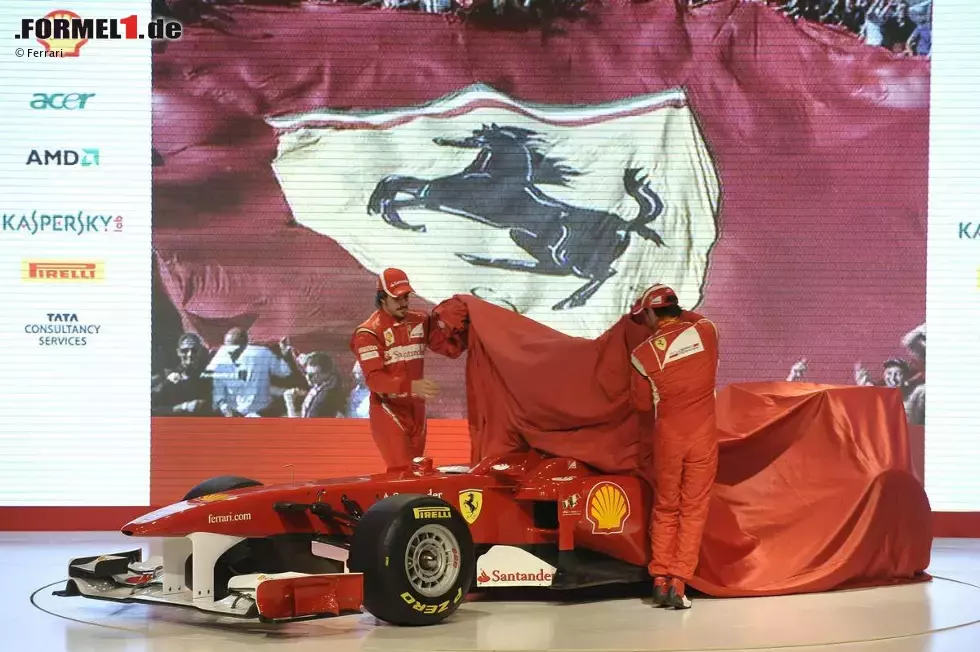 Foto zur News: Fernando Alonso (Ferrari) und Felipe Massa (Ferrari) enthüllen den Ferrari F150