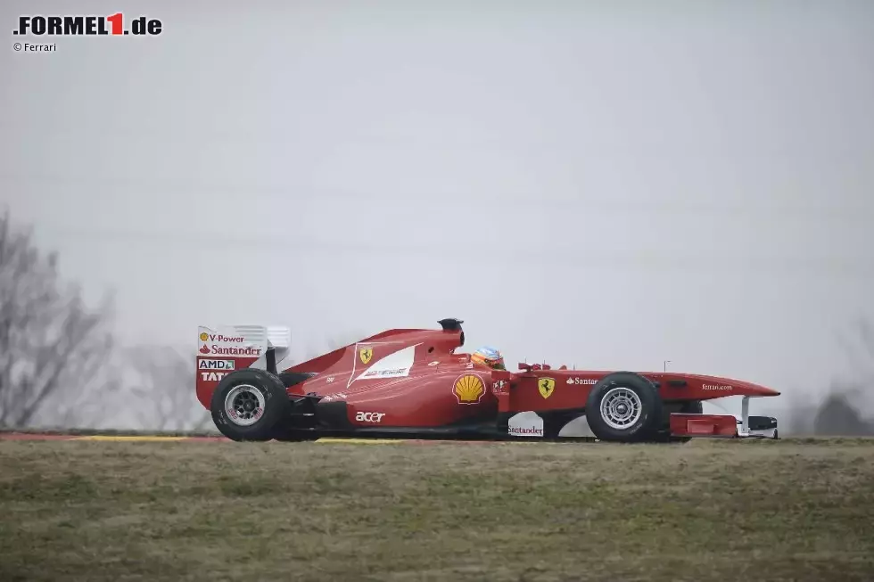 Foto zur News: Fernando Alonso beim Shakedown des Ferrari F150