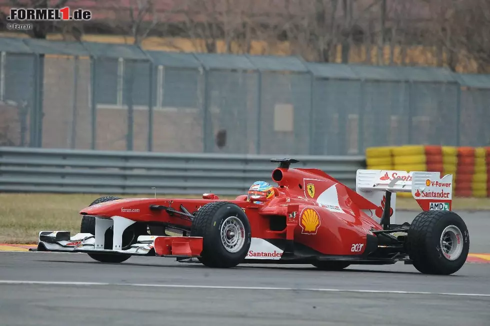 Foto zur News: Fernando Alonso beim Shakedown des Ferrari F150