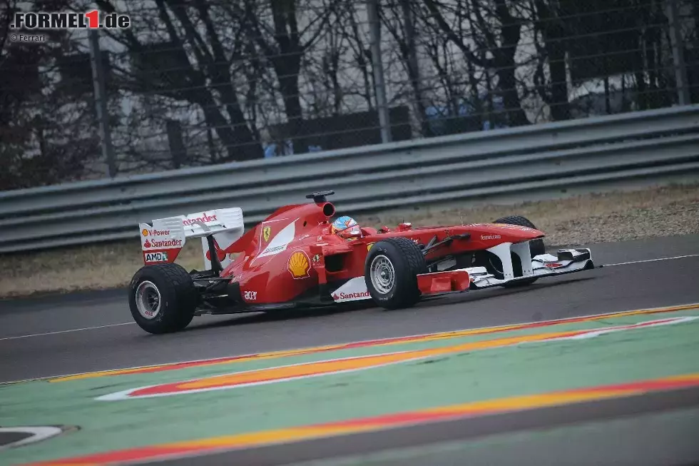 Foto zur News: Fernando Alonso beim Shakedown des Ferrari F150