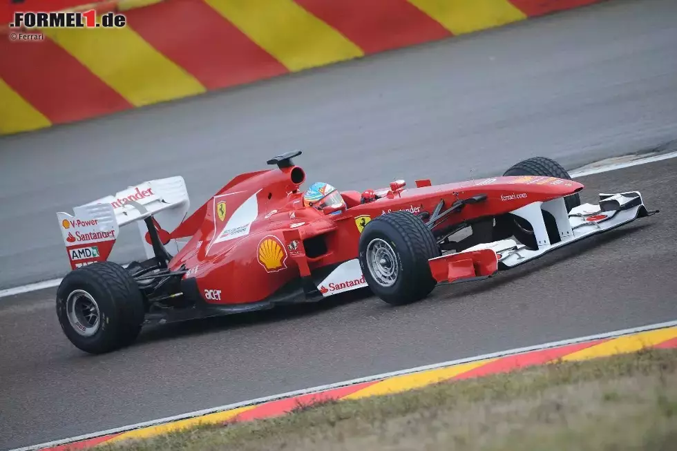 Foto zur News: Fernando Alonso beim Shakedown des Ferrari F150