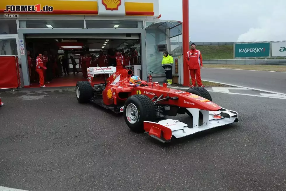 Foto zur News: Fernando Alonso beim Shakedown des Ferrari F150