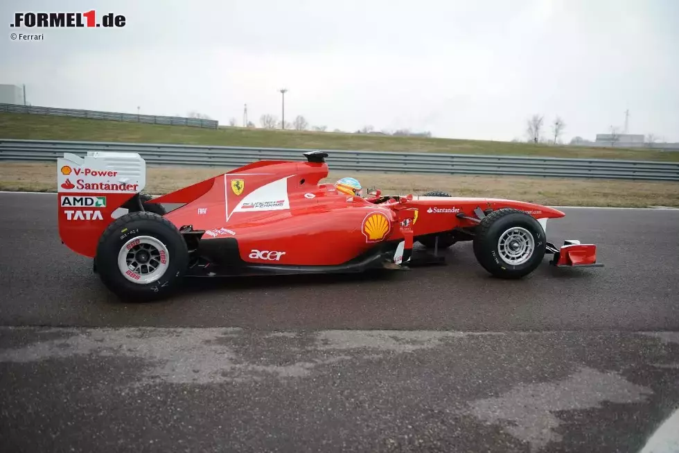 Foto zur News: Fernando Alonso beim Shakedown des Ferrari F150