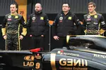 Foto zur News: Robert Kubica (Renault), Gerard Lopez, Teamchef Eric Boullier und Witali Petrow (Renault)