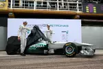 Foto zur News: Nico Rosberg und Michael Schumacher (Mercedes) enthüllen den Mercedes MGP W02