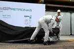 Foto zur News: Nico Rosberg und Michael Schumacher (Mercedes) enthüllen den Mercedes MGP W02