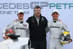 Foto zur News: Michael Schumacher (Mercedes), Ross Brawn (Teamchef) und Nico Rosberg (Mercedes)