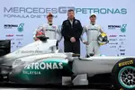 Foto zur News: Michael Schumacher (Mercedes), Ross Brawn (Teamchef) und Nico Rosberg (Mercedes)