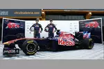 Foto zur News: Jaime Alguersuari (Toro Rosso) und Sebastien Buemi (Toro Rosso) mit dem neuen Toro Rosso STR6