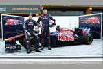 Foto zur News: Jaime Alguersuari (Toro Rosso) und Sebastien Buemi (Toro Rosso) mit dem neuen Toro Rosso STR6