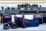 Foto zur News: Jaime Alguersuari (Toro Rosso) und Sebastien Buemi (Toro Rosso) mit dem neuen Toro Rosso STR6