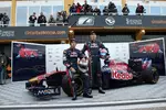 Foto zur News: Jaime Alguersuari (Toro Rosso) und Sebastien Buemi (Toro Rosso) mit dem neuen Toro Rosso STR6