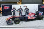 Foto zur News: Sebastien Buemi (Toro Rosso), Daniel Ricciardo (Toro Rosso) und Jaime Alguersuari (Toro Rosso)