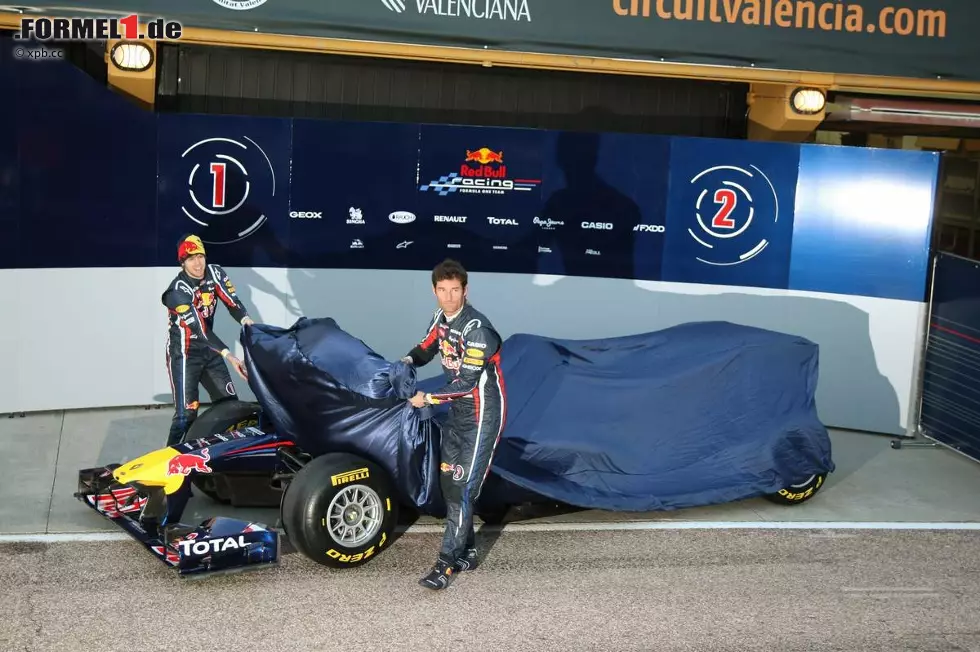 Foto zur News: Sebastian Vettel (Red Bull) und Mark Webber (Red Bull) enthüllen den Red Bull RB7