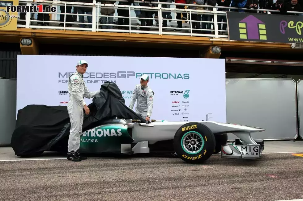 Foto zur News: Nico Rosberg und Michael Schumacher (Mercedes) enthüllen den Mercedes MGP W02