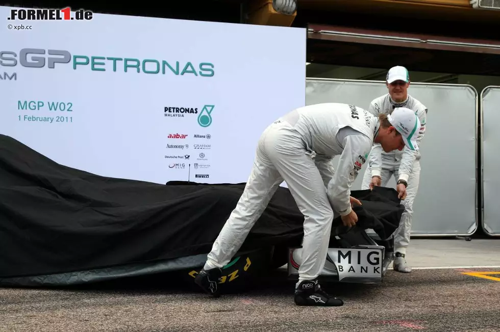 Foto zur News: Nico Rosberg und Michael Schumacher (Mercedes) enthüllen den Mercedes MGP W02