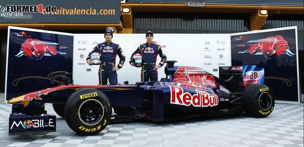 Foto zur News: Jaime Alguersuari (Toro Rosso) und Sebastien Buemi (Toro Rosso) mit dem neuen Toro Rosso STR6