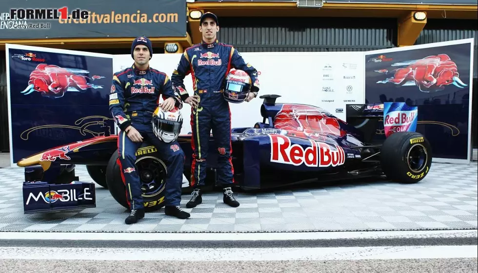 Foto zur News: Jaime Alguersuari (Toro Rosso) und Sebastien Buemi (Toro Rosso) mit dem neuen Toro Rosso STR6