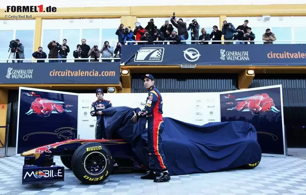 Foto zur News: Jaime Alguersuari (Toro Rosso) und Sebastien Buemi (Toro Rosso) mit dem neuen Toro Rosso STR6