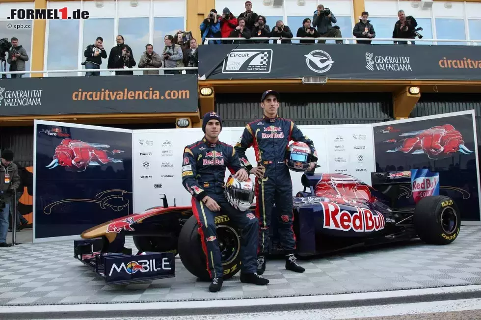 Foto zur News: Jaime Alguersuari (Toro Rosso) und Sebastien Buemi (Toro Rosso) mit dem neuen Toro Rosso STR6