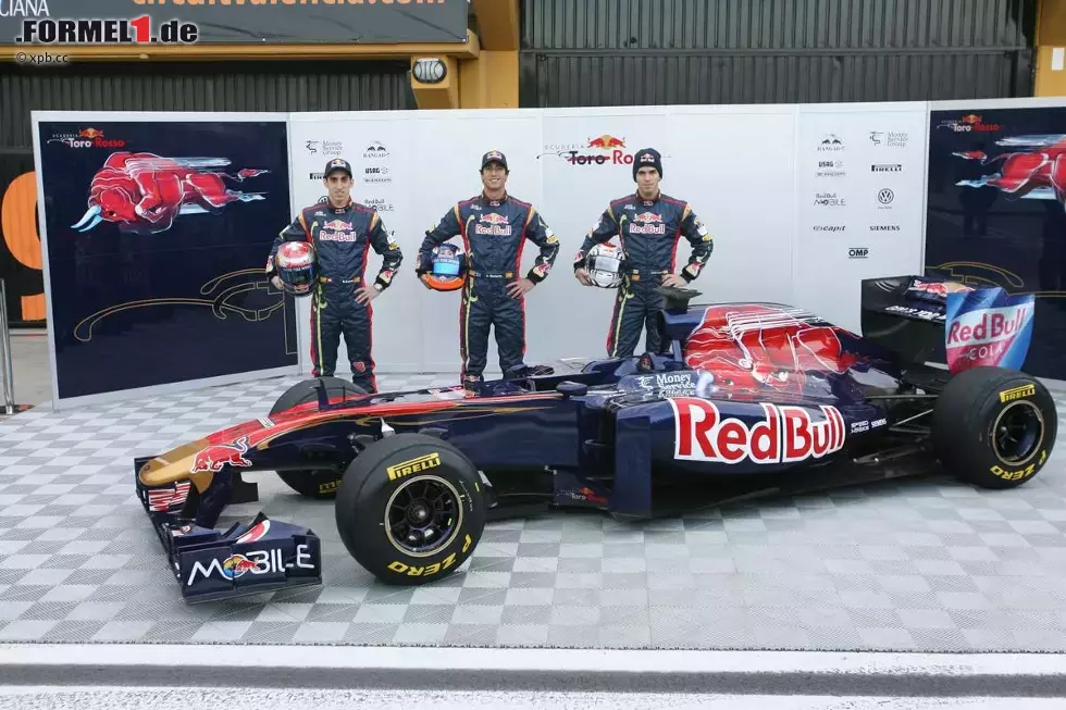 Foto zur News: Sebastien Buemi (Toro Rosso), Daniel Ricciardo (Toro Rosso) und Jaime Alguersuari (Toro Rosso)