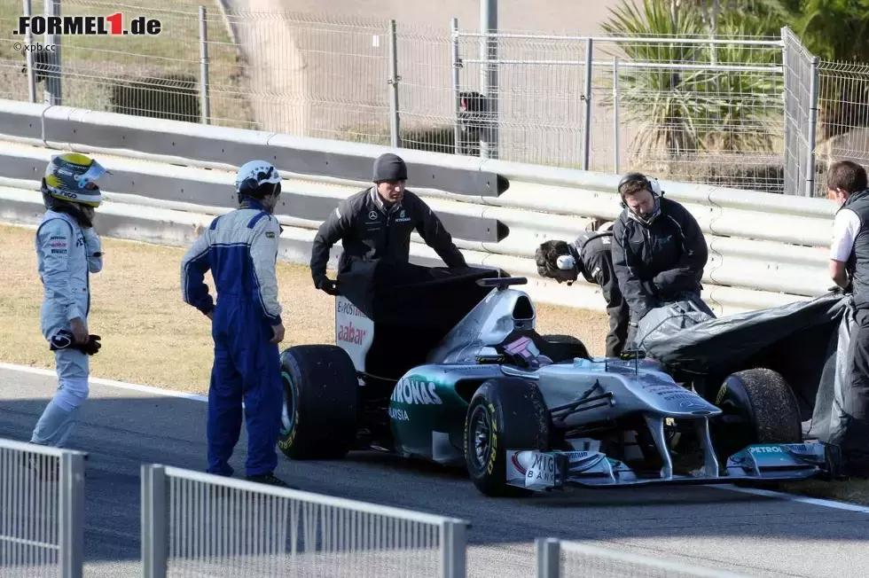 Foto zur News: Nico Rosberg (Mercedes) gestrandet am Streckenrand