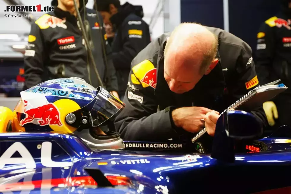 Foto zur News: Sebastian Vettel (Red Bull) mit Adrian Newey (Technischer Direktor)