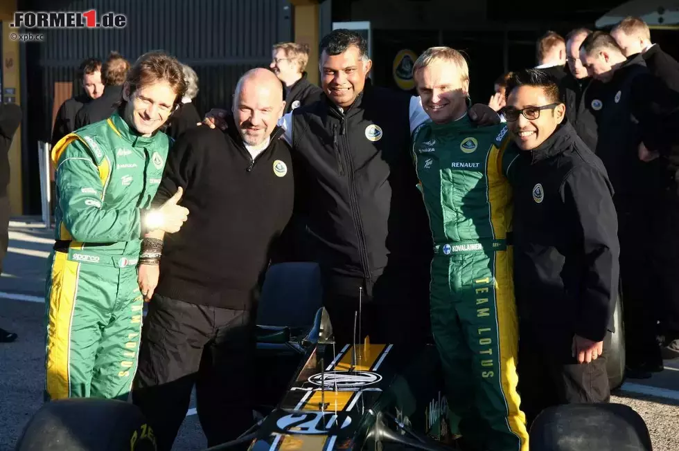 Foto zur News: Jarno Trulli, Mike Gascoyne, Tony Fernandes, Heikki Kovalainen und Riad Asmat (Lotus)