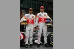 Foto zur News: Lewis Hamilton (McLaren) und Jenson Button (McLaren) mit dem neuen McLaren-Mercedes MP4-26