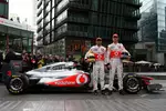 Foto zur News: Lewis Hamilton und Jenson Button (McLaren) und der neue McLaren-Mercedes MP4-26