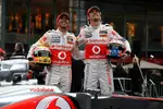 Foto zur News: Lewis Hamilton und Jenson Button (McLaren) und der neue McLaren-Mercedes MP4-26