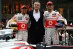 Foto zur News: Lewis Hamilton, Martin Whitmarsh (Teamchef) und Jenson Button (McLaren)