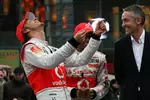 Foto zur News: Jenson Button, Lewis Hamilton (McLaren) und Martin Whitmarsh (Teamchef)