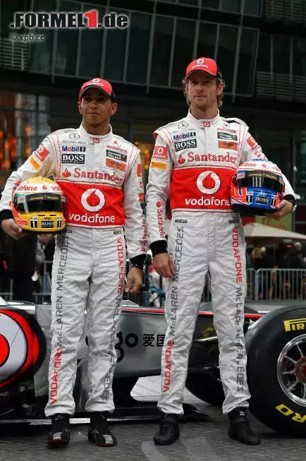 Foto zur News: Lewis Hamilton (McLaren) und Jenson Button (McLaren) mit dem neuen McLaren-Mercedes MP4-26