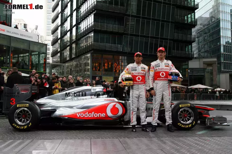 Foto zur News: Lewis Hamilton und Jenson Button (McLaren) und der neue McLaren-Mercedes MP4-26