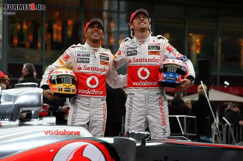 Foto zur News: Lewis Hamilton und Jenson Button (McLaren) und der neue McLaren-Mercedes MP4-26