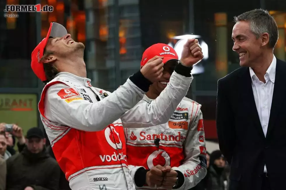 Foto zur News: Jenson Button, Lewis Hamilton (McLaren) und Martin Whitmarsh (Teamchef)