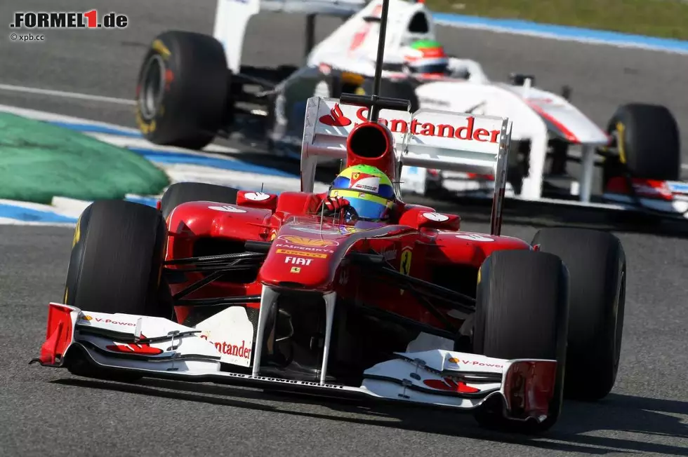 Foto zur News: Felipe Massa (Ferrari) vor Sergio Perez (Sauber)