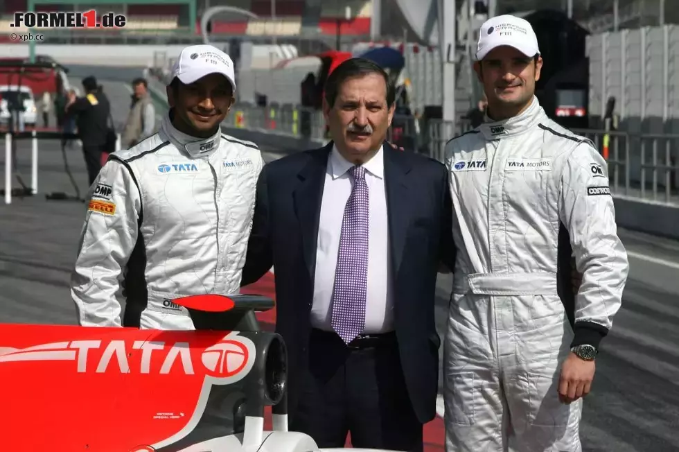 Foto zur News: Narain Karthikeyan (HRT), Jose Ramon Carabante (Teambesitzer) und Vitantonio Liuzzi (HRT)