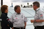 Foto zur News: Nico Rosberg (Mercedes), Norbert Haug (Mercedes-Motorsportchef) und Ross Brawn (Teamchef)